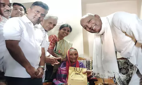 Koppal: मेघालय के राज्यपाल ने पद्मश्री से सम्मानित भीमव्वा डोड्डाबलप्पा के आवास का दौरा किया