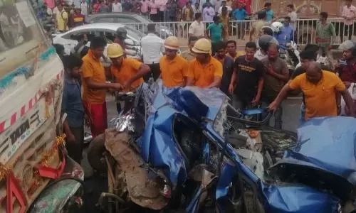 Bhubaneswar : पलासुनी चौक में तीन ट्रकों के कुचलने से एक व्यक्ति की मौत हो गई