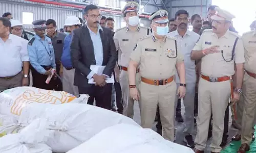 Andhra: पुलिस ने 3,727 किलोग्राम गांजा जलाया Andhra: पुलिस ने 3,727 किलोग्राम गांजा जलाया