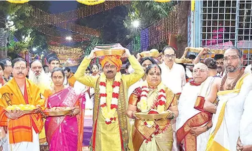Andhra: टीटीडी ईओ ने श्रीशैलम मंदिर को रेशम के वस्त्र भेंट किए Andhra: टीटीडी ईओ ने श्रीशैलम मंदिर को रेशम के वस्त्र भेंट किए