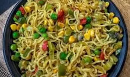 Recipe: शिमला मिर्च का इस्तेमाल कर अलग अंदाज में बनाएं मैगी Recipe: शिमला मिर्च का इस्तेमाल कर अलग अंदाज में बनाएं मैगी