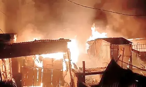 Odisha: आग दुर्घटना में चार दुकानें जलकर खाक Odisha: आग दुर्घटना में चार दुकानें जलकर खाक