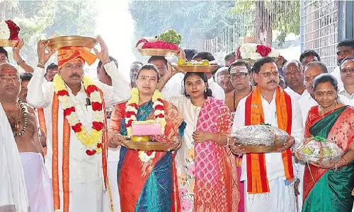 Andhra: कनिपक्कम मंदिर के अधिकारियों ने श्रीशैलम मल्लन्ना को रेशम के कपड़े भेंट किए Andhra: कनिपक्कम मंदिर के अधिकारियों ने श्रीशैलम मल्लन्ना को रेशम के कपड़े भेंट किए