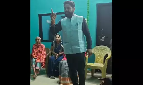 पत्नी के लिए डरा धमकाकर वोट मांग रहा पति, वीडियो वायरल