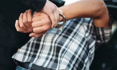 Ballia: पुलिस ने वांछित अभियुक्त मंटू यादव को गिरफ्तार किया