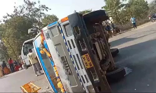 बंदर सामने आने से पलटा माजदा, 23 लोग घायल बंदर सामने आने से पलटा माजदा, 23 लोग घायल