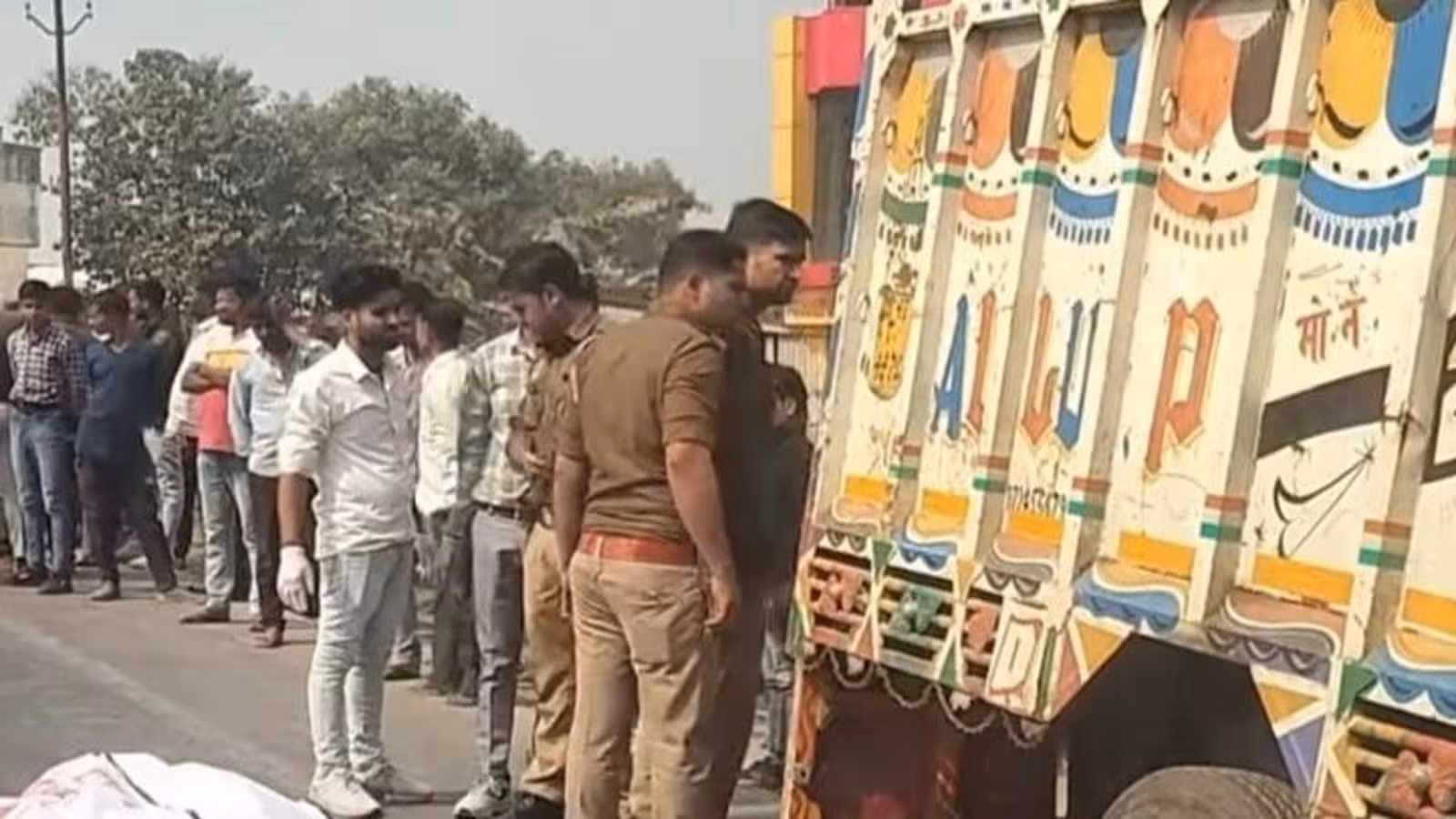 Balrampur: बोर्ड परीक्षा सेंटर देखने जा रहे तीन छात्रों की सड़क हादसे में मौत हुई