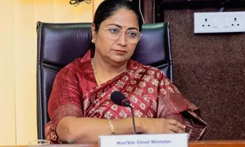 Delhi मुख्यमंत्री रेखा गुप्ता के शालीमार बाग स्थित आवास के बाहर भारी भीड़ उमड़ पड़ी