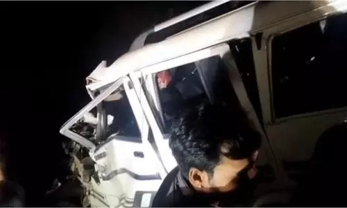 बोलेरो और ट्रक की टक्कर में चार की मौत