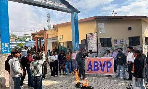 ABVP कार्यकर्ताओं ने सरकार की शिक्षा विरोधी नीतियों के खिलाफ किया विरोध प्रदर्शन