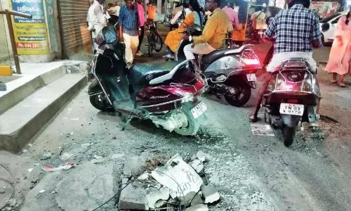 Chennai: ओल्ड वॉशरमैनपेट में अक्सर क्षतिग्रस्त स्टॉर्मवॉटर नालों से यात्रियों को परेशानी Chennai: ओल्ड वॉशरमैनपेट में अक्सर क्षतिग्रस्त स्टॉर्मवॉटर नालों से यात्रियों को परेशानी