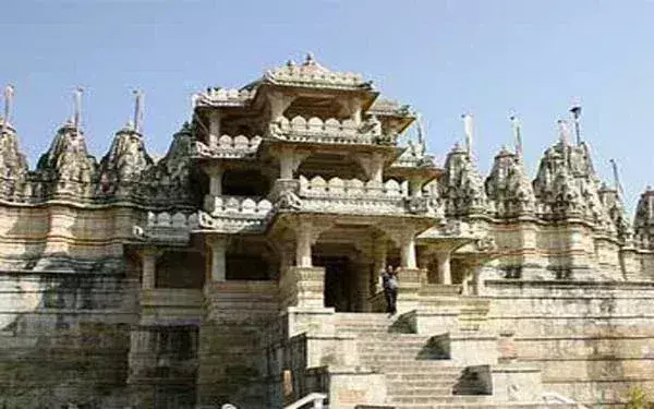 2500 कारीगरों ने 50 सालों में 99 लाख खर्च कर बनाया था ये Jain temple