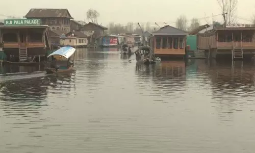 Dal Lake पर पर्यटकों की आमद में वृद्धि