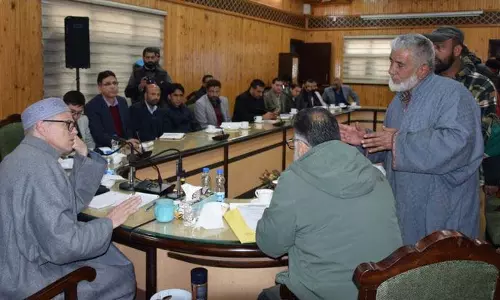 Omar ने गंदेरबल में जनता दरबार लगाया, विकास से जुड़ी चिंताओं को दूर किया