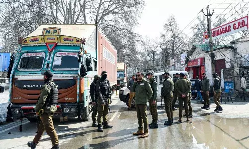 Police द्वारा शराब विरोधी होर्डिंग्स हटाने से घाटी में विवाद Police द्वारा शराब विरोधी होर्डिंग्स हटाने से घाटी में विवाद
