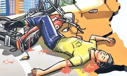 Firozabad: असंतुलित मोटरसाइकिल खेत में लगे कटीले तारों से टकराई, दो युवकों की मौत
