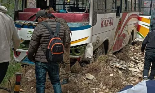 Chamba-Tissa मार्ग पर भूस्खलन की चपेट में आई बस, दो लोग घायल