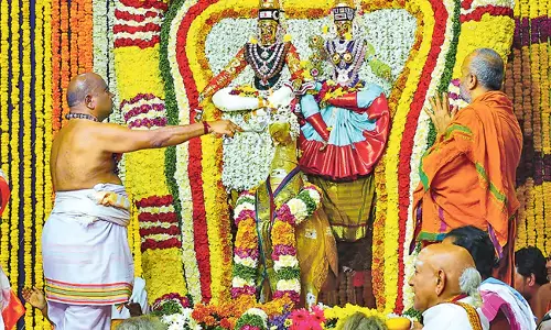 Andhra : मोर रथ पर भगवान महेश्वर भक्तों को दर्शन दिए Andhra : मोर रथ पर भगवान महेश्वर भक्तों को दर्शन दिए