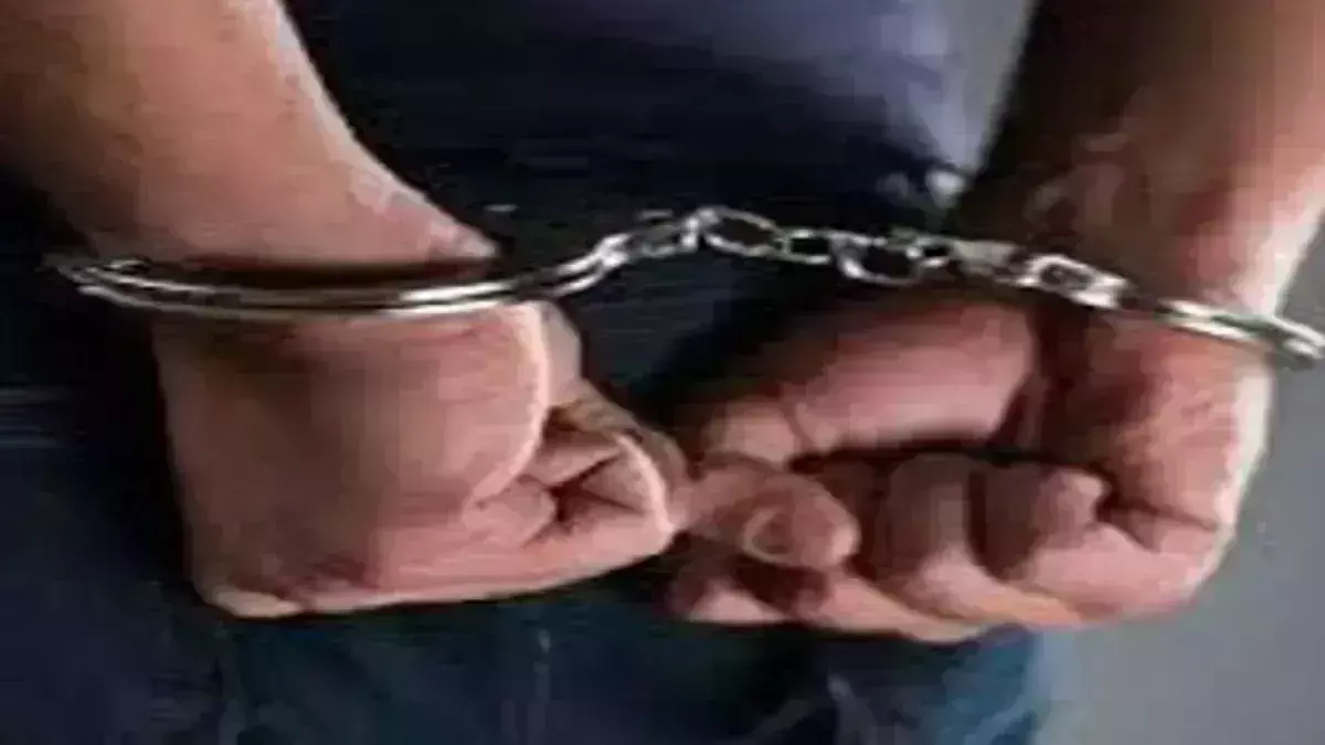 Mathura: ब्यूटी पार्लर से लौट रही 2 दुल्हनों को दबंगों ने कीचड़ पोता , पांच आरोपी गिरफ्तार Mathura: ब्यूटी पार्लर से लौट रही 2 दुल्हनों को दबंगों ने कीचड़ पोता , पांच आरोपी गिरफ्तार