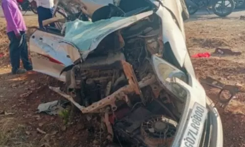 स्विफ्ट कार के उड़े परखच्चे, स्पॉट में एक की मौत स्विफ्ट कार के उड़े परखच्चे, स्पॉट में एक की मौत