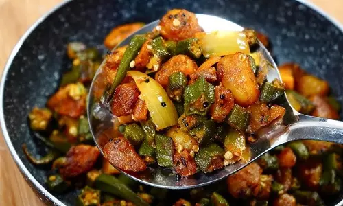 पैन-फ्राइड ओकरा और टमाटर रेसिपी