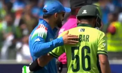 चैंपियंस ट्रॉफी: Kohli ने बाबर की पीठ थपथपाई, दिल को छू लेने वाले इशारे की तस्वीर वायरल हुई