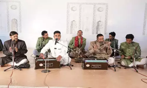 Qawwal अतीक हुसैन खान और उनकी टीम शनिवार को डोमकोंडा किले में प्रस्तुति देते हुए