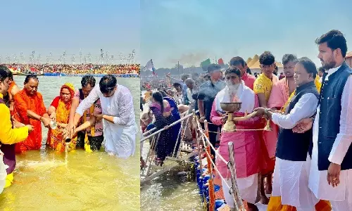Kumbh Mela 2025: ओडिशा के मुख्यमंत्री मोहन माझी ने त्रिवेणी संगम में पवित्र स्नान किया Kumbh Mela 2025: ओडिशा के मुख्यमंत्री मोहन माझी ने त्रिवेणी संगम में पवित्र स्नान किया