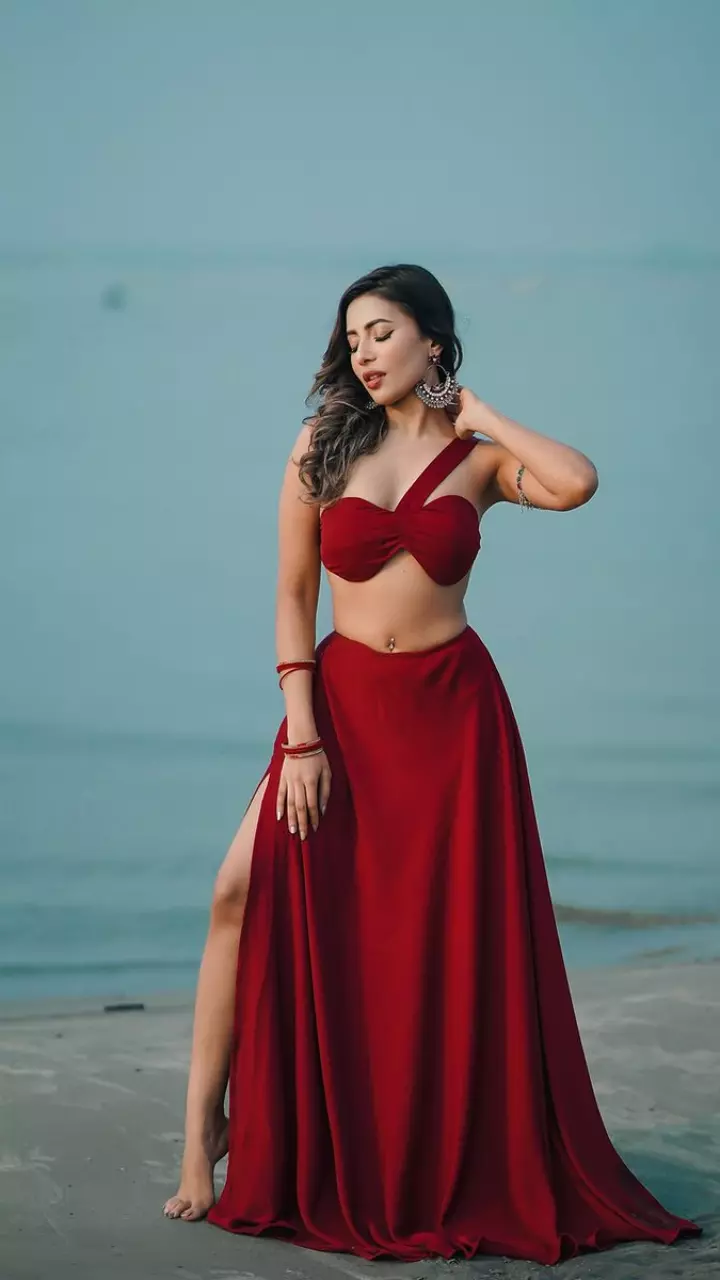 सैमोंटी शौमी ने फ्लॉन्ट लिया फिगर