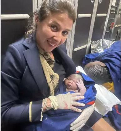 विमान में हुई प्रसव, महिला यात्री ने बच्चे को जन्म दिया विमान में हुई प्रसव, महिला यात्री ने बच्चे को जन्म दिया