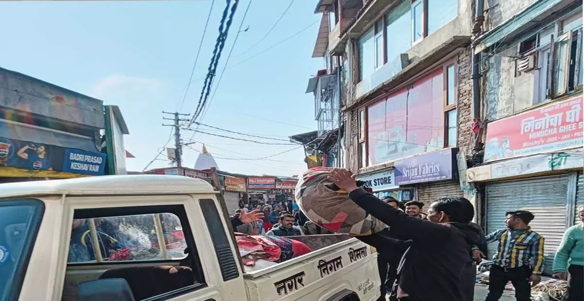 Himachal: शिमला नगर निगम ने बाजारों से अनाधिकृत रेहड़ी-पटरी वालों को हटाया Himachal: शिमला नगर निगम ने बाजारों से अनाधिकृत रेहड़ी-पटरी वालों को हटाया