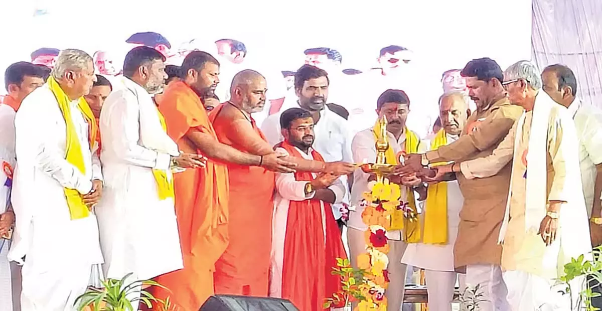 Karnataka: कर्नाटक के विधायकों के परिजन सामूहिक विवाह समारोह में विवाह सूत्र में बंधे Karnataka: कर्नाटक के विधायकों के परिजन सामूहिक विवाह समारोह में विवाह सूत्र में बंधे