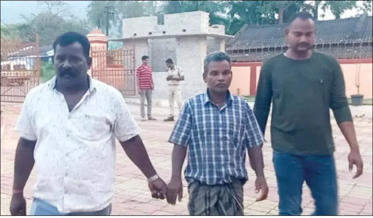 Odisha: ढेंकनाल में एक व्यक्ति ने अपने साले को सूअर समझकर गोली मार दी Odisha: ढेंकनाल में एक व्यक्ति ने अपने साले को सूअर समझकर गोली मार दी