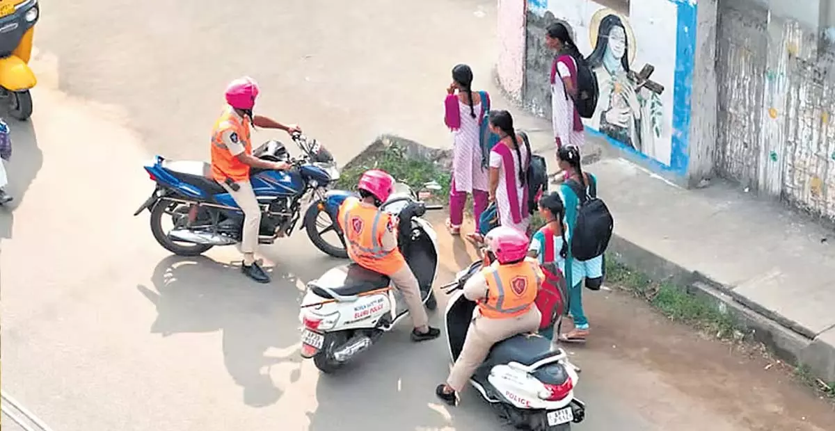 Andhra: एलुरू पुलिस ने महिलाओं की सुरक्षा के लिए ड्रोन तैनात किए Andhra: एलुरू पुलिस ने महिलाओं की सुरक्षा के लिए ड्रोन तैनात किए