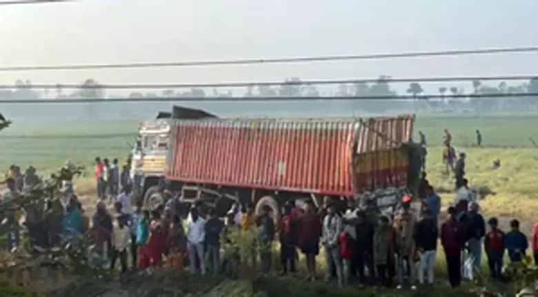 ट्रक और ऑटो की टक्कर में 7 की मौत, कैसे हुआ हादसा? ट्रक और ऑटो की टक्कर में 7 की मौत, कैसे हुआ हादसा?