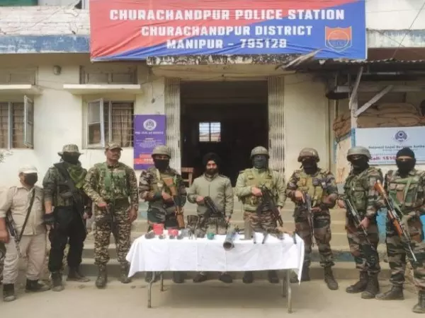 मणिपुर पुलिस की अपील के बाद Imphal में लोगों ने स्वेच्छा से अवैध हथियार सरेंडर किए मणिपुर पुलिस की अपील के बाद Imphal में लोगों ने स्वेच्छा से अवैध हथियार सरेंडर किए