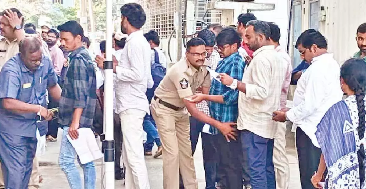Andhra: ओंगोल में 87.25% उम्मीदवार उपस्थित हुए Andhra: ओंगोल में 87.25% उम्मीदवार उपस्थित हुए