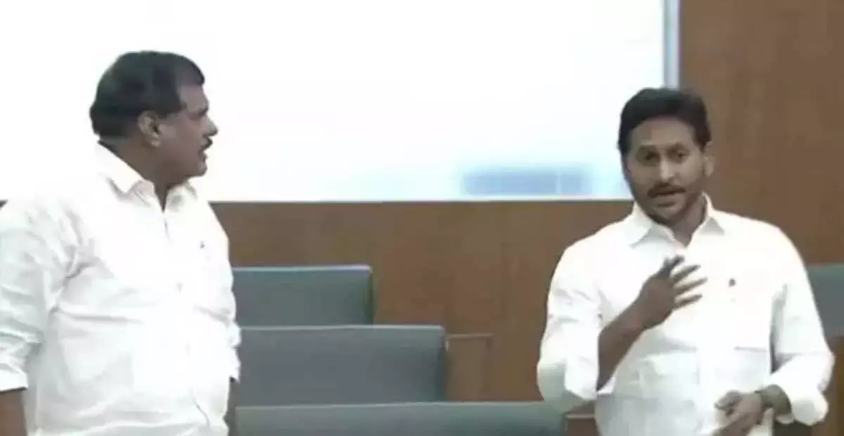 Andhra: वाईसीपी विधायकों ने आंध्र प्रदेश विधानसभा से वॉकआउट किया Andhra: वाईसीपी विधायकों ने आंध्र प्रदेश विधानसभा से वॉकआउट किया