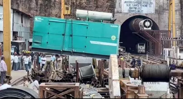 तेलंगाना सुरंग ढहने से फंसे श्रमिकों के पास बचाव दल तेलंगाना सुरंग ढहने से फंसे श्रमिकों के पास बचाव दल