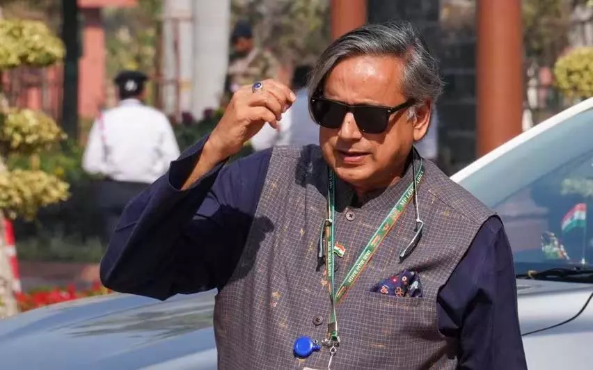Tharoor की विवादास्पद टिप्पणी: कांग्रेस आलाकमान को सावधानी से कदम उठाने होंगे Tharoor की विवादास्पद टिप्पणी: कांग्रेस आलाकमान को सावधानी से कदम उठाने होंगे