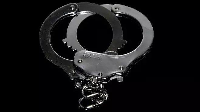 Mumbai: पुलिस अधिकारियों पर हमला करने के आरोप में बांद्रा और गोरेगांव में 3 गिरफ्तार Mumbai: पुलिस अधिकारियों पर हमला करने के आरोप में बांद्रा और गोरेगांव में 3 गिरफ्तार