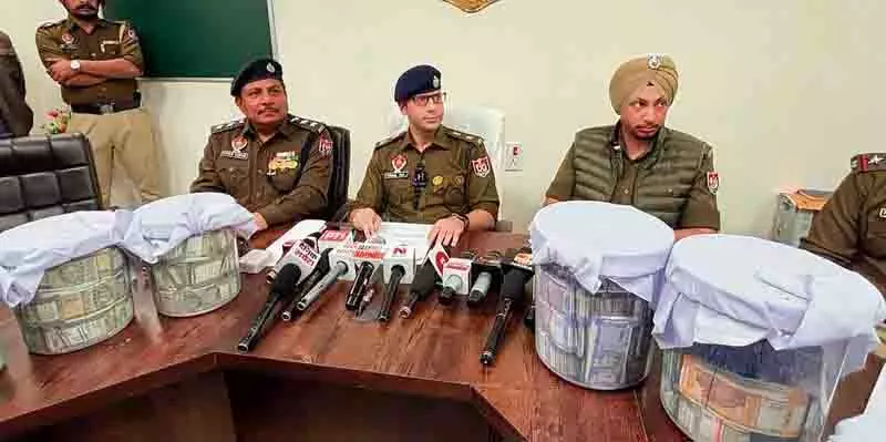 गैंगस्टर की ओर से जबरन वसूली करने के आरोप में बटाला ASI गिरफ्तार, 76 लाख रुपये जब्त गैंगस्टर की ओर से जबरन वसूली करने के आरोप में बटाला ASI गिरफ्तार, 76 लाख रुपये जब्त