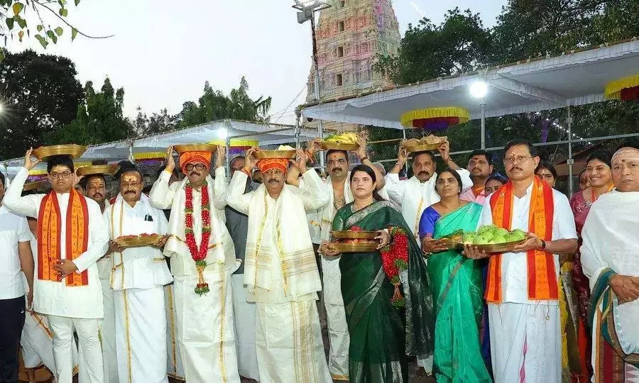 AP: मंत्री अनम ने स्वामी-अम्मावरु को रेशम के वस्त्र भेंट किये AP: मंत्री अनम ने स्वामी-अम्मावरु को रेशम के वस्त्र भेंट किये