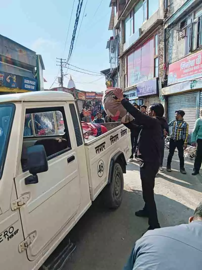 Shimla MC ने बाजारों से अनाधिकृत रेहड़ी-पटरी वालों को हटाया Shimla MC ने बाजारों से अनाधिकृत रेहड़ी-पटरी वालों को हटाया