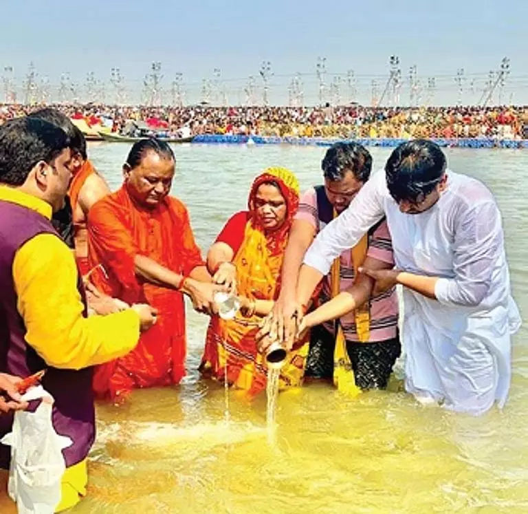 CM मोहन चरण माझी ने त्रिवेणी संगम में पवित्र डुबकी लगाई CM मोहन चरण माझी ने त्रिवेणी संगम में पवित्र डुबकी लगाई