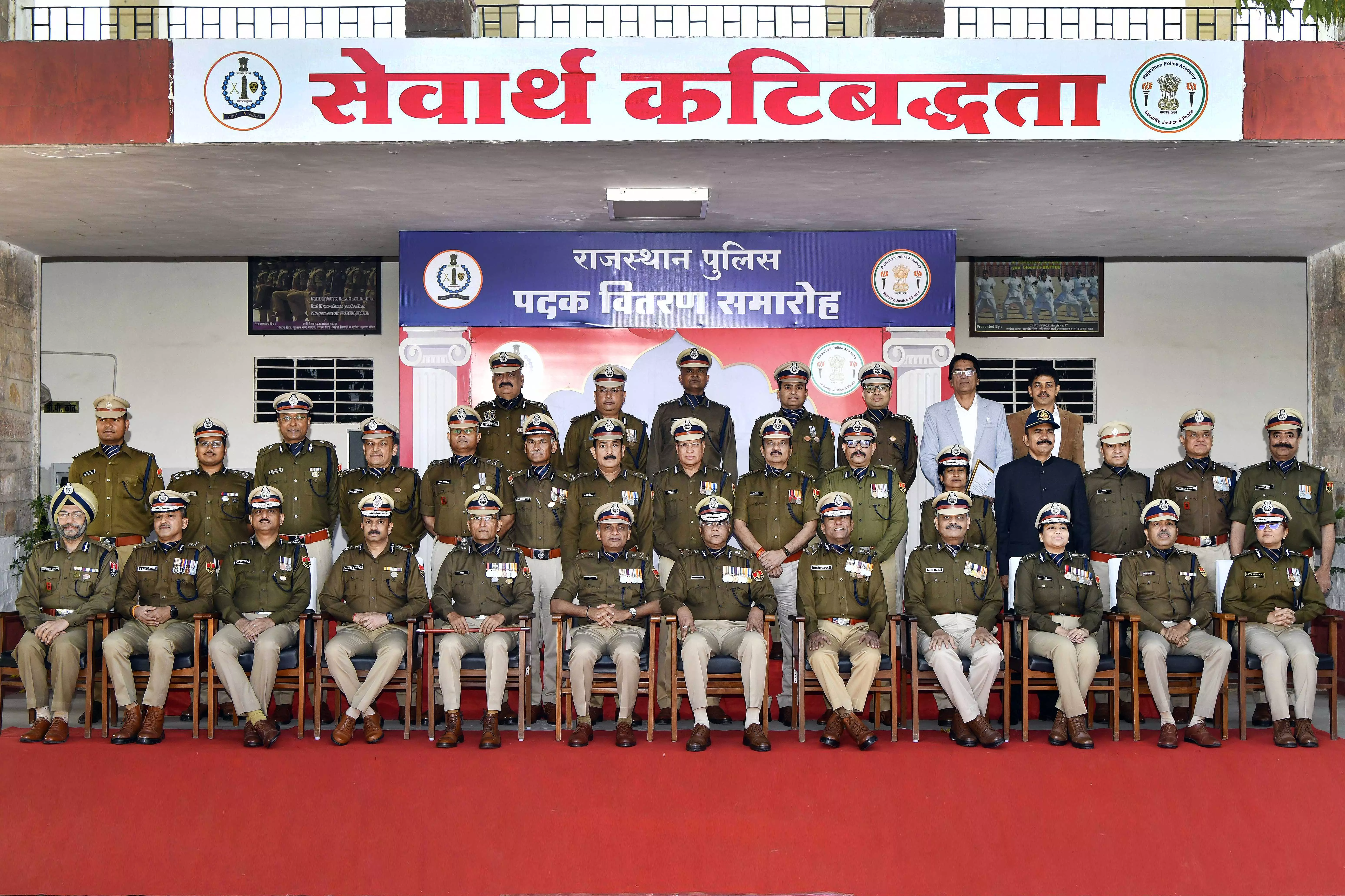 Jaipur: उत्कृष्ट कार्य करने वाले पुलिस अधिकारियों को डीजीपी ने केंद्रीय गृह मंत्री पदक Jaipur: उत्कृष्ट कार्य करने वाले पुलिस अधिकारियों को डीजीपी ने केंद्रीय गृह मंत्री पदक
