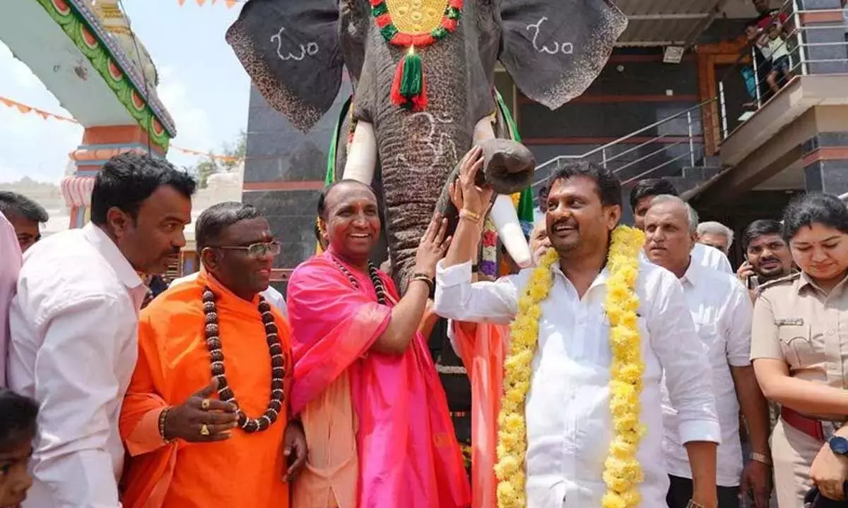 Karnataka: मंदिर ने अनुष्ठान के लिए यांत्रिक हाथी को अपनाया Karnataka: मंदिर ने अनुष्ठान के लिए यांत्रिक हाथी को अपनाया