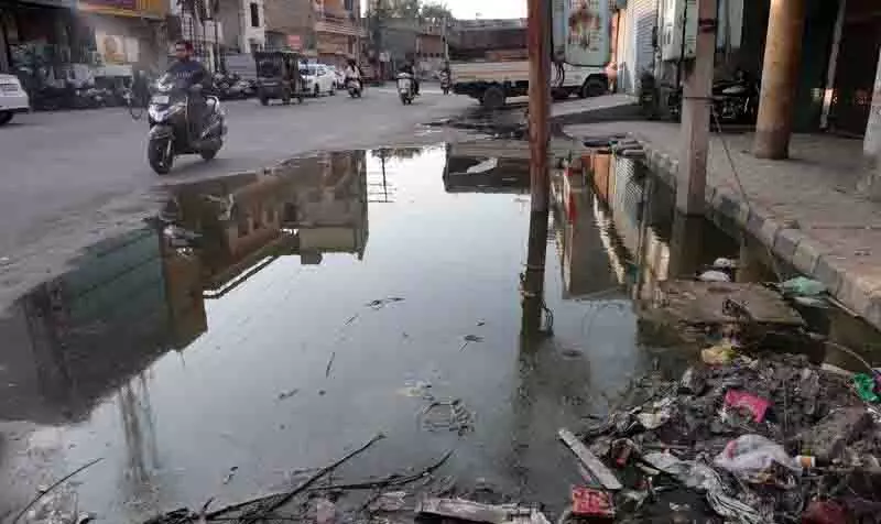 जाम नालियों ने Pratap Bagh Road को गंदगी से भरा तालाब बना दिया जाम नालियों ने Pratap Bagh Road को गंदगी से भरा तालाब बना दिया