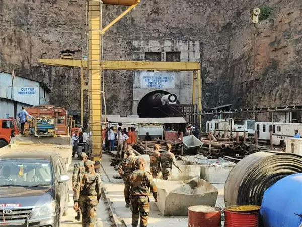 पानी निकालने का काम चल रहा है: SLBC सुरंग बचाव अभियान पर जिला कलेक्टर संतोष पानी निकालने का काम चल रहा है: SLBC सुरंग बचाव अभियान पर जिला कलेक्टर संतोष