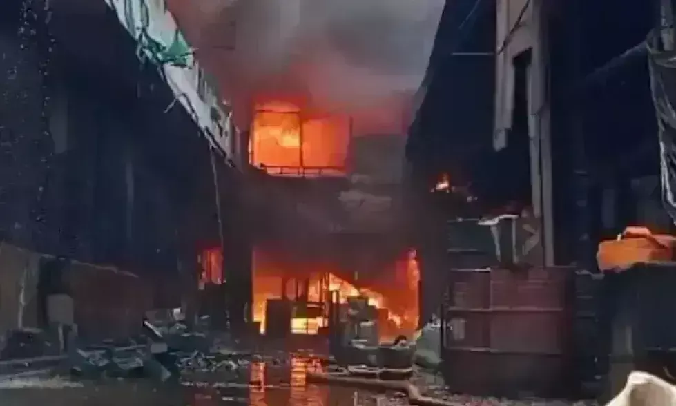 Lucknow: नादरगंज इलाके में नमकीन फैक्टरी में लगी आग Lucknow: नादरगंज इलाके में नमकीन फैक्टरी में लगी आग
